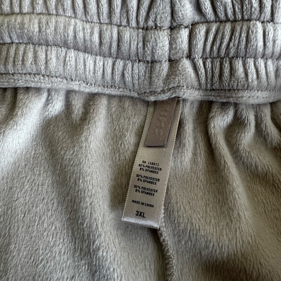 SKIMS Velour Oversized Jogger - Picture 3 of 6